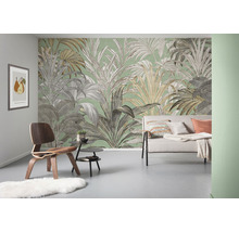 Wohnzimmer mit Couch, Stuhl und Wandtapete mit Pflanzenmuster