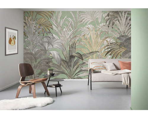 Wohnzimmer mit Couch, Stuhl und Wandtapete mit Pflanzenmuster