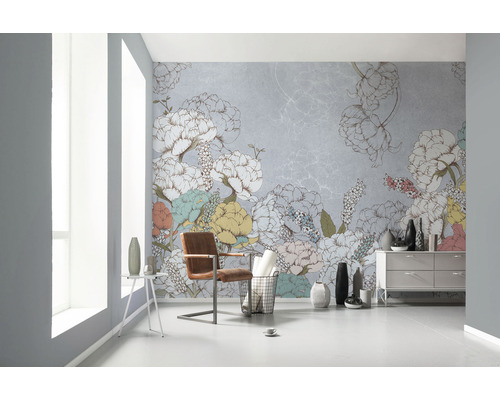 Heller Raum mit blumiger Fototapete, Stuhl und Kommode