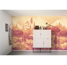 Gestrichene Wand mit Landschaftsmotiv hinter einem weißen Schrank