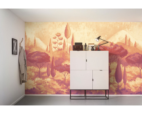 Gestrichene Wand mit Landschaftsmotiv hinter einem weißen Schrank