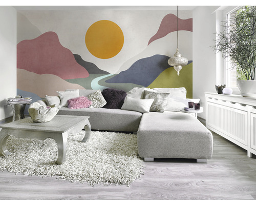 Wohnzimmer mit Ecksofa, Couchtisch, Teppich und Wandtapete mit Bergmotiv