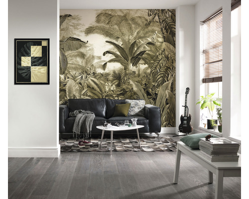 Wohnzimmer mit Dschungeltapete, Sofa, Tisch und Dekoration