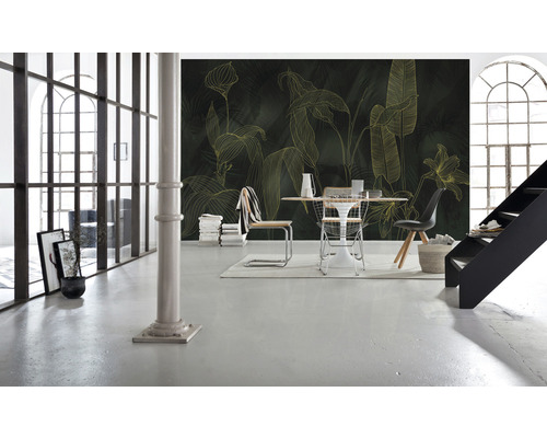 Wohnraum mit Wandtapete mit Pflanzenmotiv und Esstischgruppe