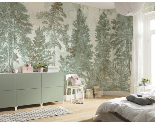 Schlafzimmer mit Waldtapete, Kommode, Bett und Stuhl für eine natürliche Raumatmosphäre