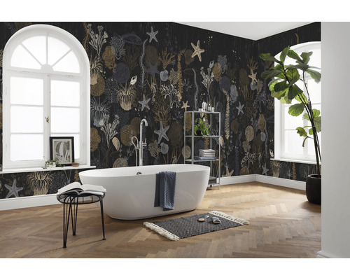 Badezimmer mit Badewanne, Fenster und Wandtapete mit Meeresmotiven