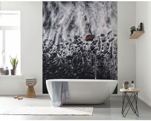 Badezimmer mit freistehender Badewanne und Fototapete mit Steinmotiv