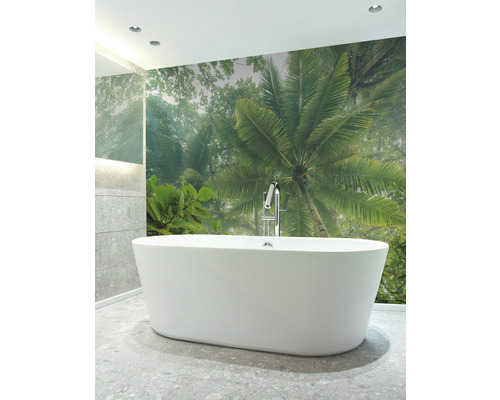 Badezimmer mit freistehender Badewanne und Fototapete mit Palmenmotiv