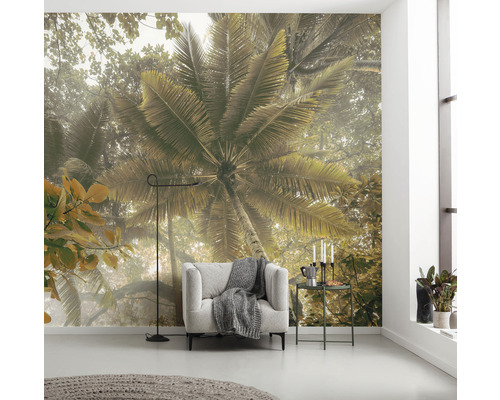 Wohnraum mit Fototapete eines Palmenhains, Sessel, Stehlampe und Beistelltisch.