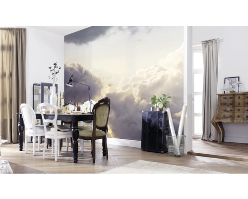 Esszimmer mit Wolken Tapete, Esstisch und Möbeln für ein helles Ambiente.