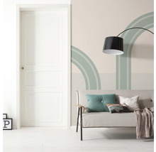 Wohnzimmer mit Tür, Sofa, Stehlampe und Wandgestaltung mit geometrischen Formen