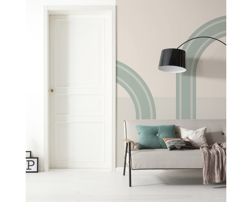 Wohnzimmer mit Tür, Sofa, Stehlampe und Wandgestaltung mit geometrischen Formen