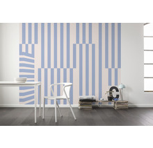Dekoratives Interieur mit gestreifter Tapete, Esstisch und Stuhl