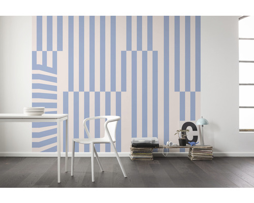 Dekoratives Interieur mit gestreifter Tapete, Esstisch und Stuhl