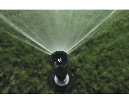 Bewässerungsanlage mit Wassersprinkler im Betrieb