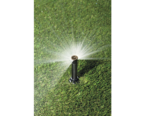 Versenkregner beim Bewässern einer Rasenfläche