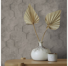 Nahaufnahme einer Wand mit sechseckigem Wandpaneel und dekorativer Vase mit Trockenblumen auf einem Holztisch