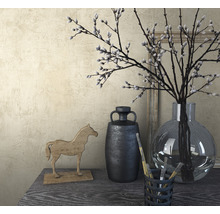 Dekorative Szene mit Vase, Deko-Pferd und schwarzer Urne auf einem Tisch.
