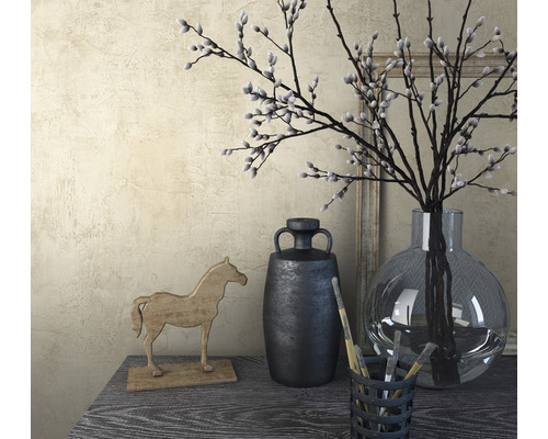 Dekorative Szene mit Vase, Deko-Pferd und schwarzer Urne auf einem Tisch.