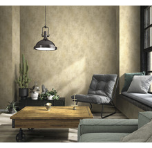 Wohnzimmer mit Hängelampe, Sessel, Couchtisch und Dekoration