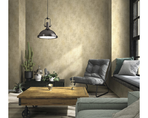 Wohnzimmer mit Hängelampe, Sessel, Couchtisch und Dekoration