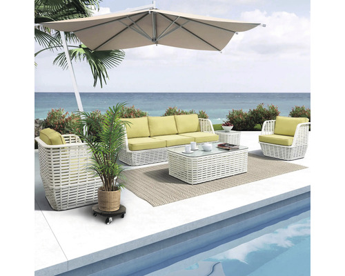 Szene mit Terrassenmöbelset bestehend aus Sofa, Sessel, Tisch und Sonnenschirm am Pool