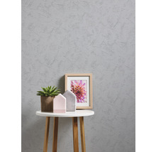 Szene mit Dekoration auf einem kleinen Tisch vor einer Wand mit Putzstruktur