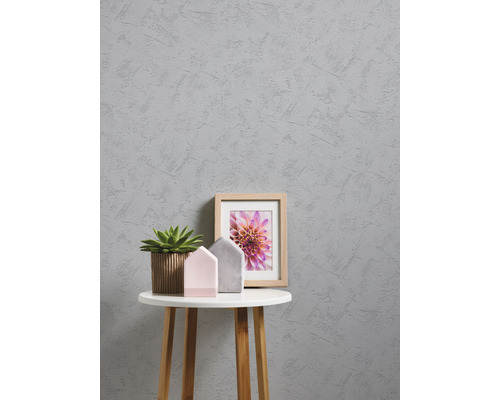 Szene mit Dekoration auf einem kleinen Tisch vor einer Wand mit Putzstruktur