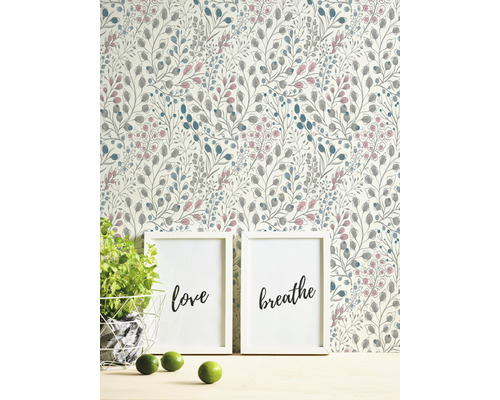 Tapete mit floralem Muster und Blättern im Hintergrund