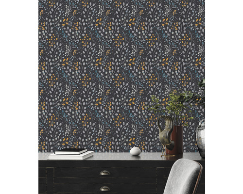 Tapete mit Blättern und floralem Muster in einem Interieur