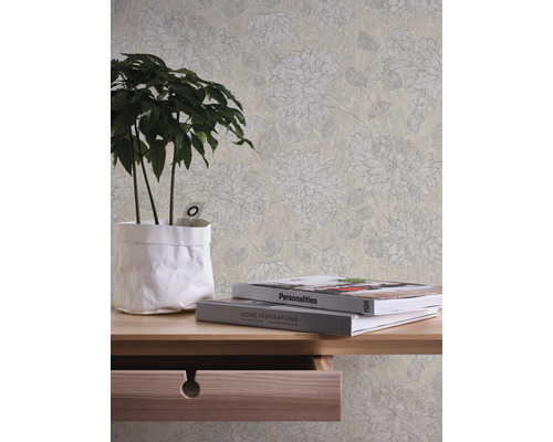 Szene mit einer beigen Tapete mit Blumenmuster, einem Holztisch mit einer Pflanze und Büchern