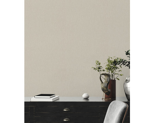 Wandgestaltung mit einer Textiltapete in einem Interieur mit Kommode und Dekoration
