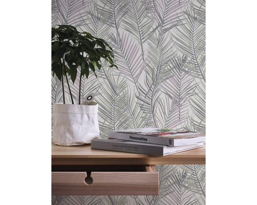 Raumansicht mit Palmblatt-Tapete, Tisch und Zimmerpflanze