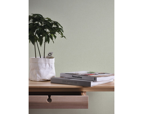 Dekorative Wand mit Pflanze, Tisch und Büchern für ein stilvolles Interieur