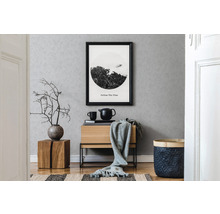 Modern eingerichteter Raum mit Holzmöbeln, Dekoration und einem gerahmten Bild an der Wand