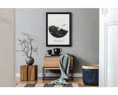 Modern eingerichteter Raum mit Holzmöbeln, Dekoration und einem gerahmten Bild an der Wand