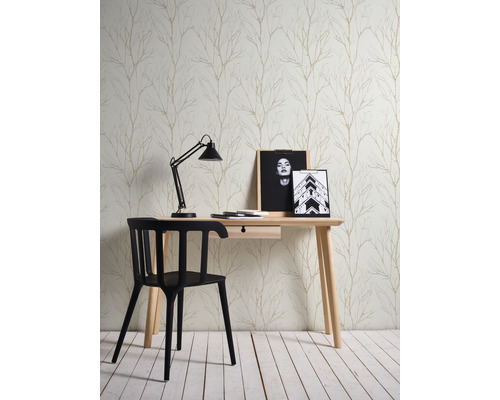 Arbeitszimmer mit Schreibtisch, Stuhl, Lampe und floral gemusterter Tapete