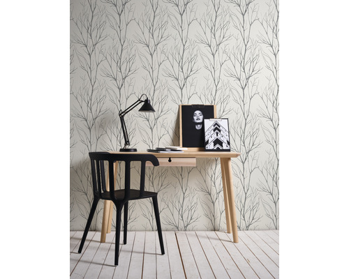Arbeitszimmer mit Schreibtisch, Stuhl und Tapete mit Baumdesign