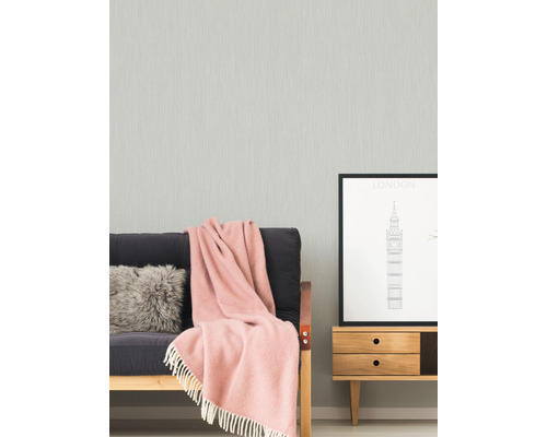 Heller Raum mit grauer Tapete, Sofa, Decke und Beistelltisch