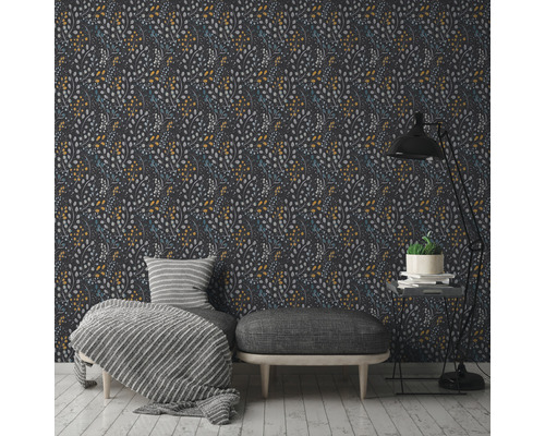 Wohnzimmer mit floral gemusterter Tapete, Sessel und Stehlampe