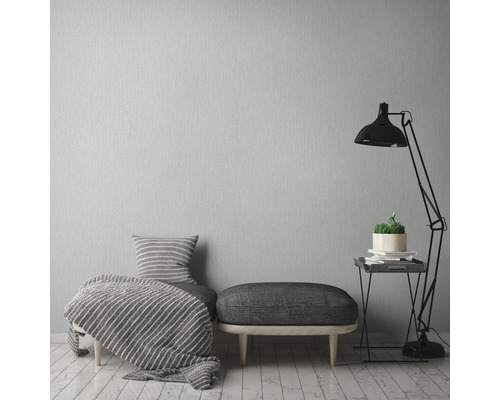Wohnzimmer-Interieur mit Sitzbank, Decke, Kissen, Stehlampe und Beistelltisch