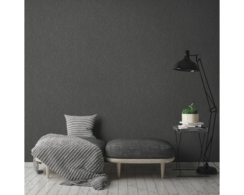 Graue Textiltapete im Schlafzimmer mit Sessel, Hocker und Stehlampe