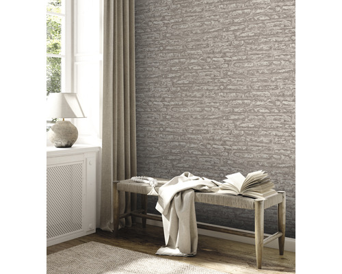 Innenraum mit Steinoptik Tapete, Bank, Buch und Dekoration