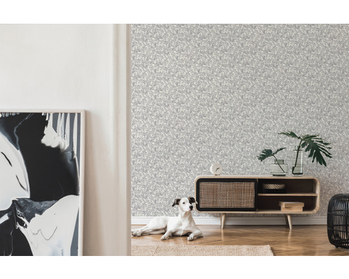 Heller Raum mit gemusterter Tapete, Kommode und Hund