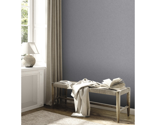 Modernes Zimmer mit grauer Tapete, Fenster, Vorhang und Sitzbank