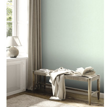 Heller Raum mit mintfarbener Tapete, Bank und Fenster