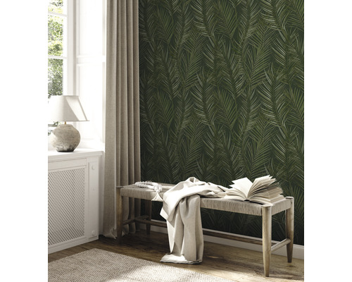 Ein Zimmer mit einer Wandtapete mit Palmenblattmuster, einem Fenster, einem Heizkörper und einer Bank.