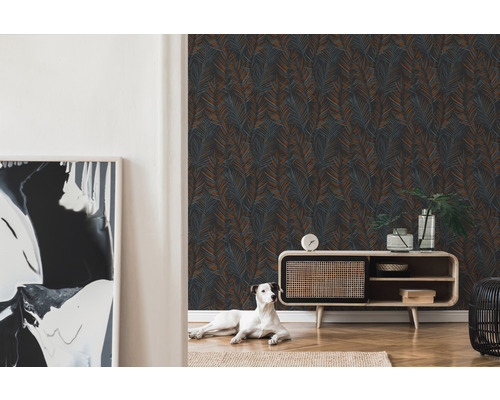 Wohnzimmer mit gemusterter Tapete, Kommode und Hund