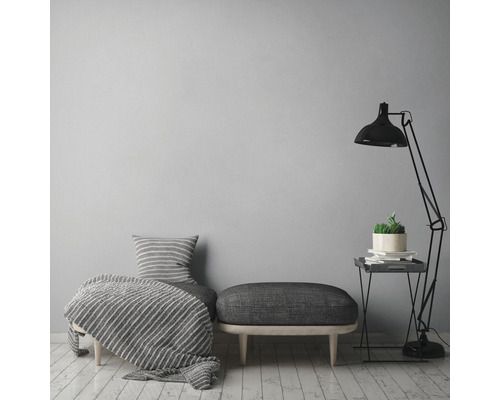 Wohnzimmer-Interieur mit Sitzbank, Stehlampe und Dekoration
