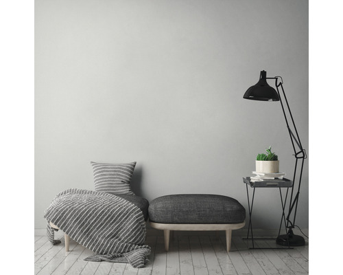 Wohnzimmer mit Tagesbett, Hocker, Stehlampe und Beistelltisch